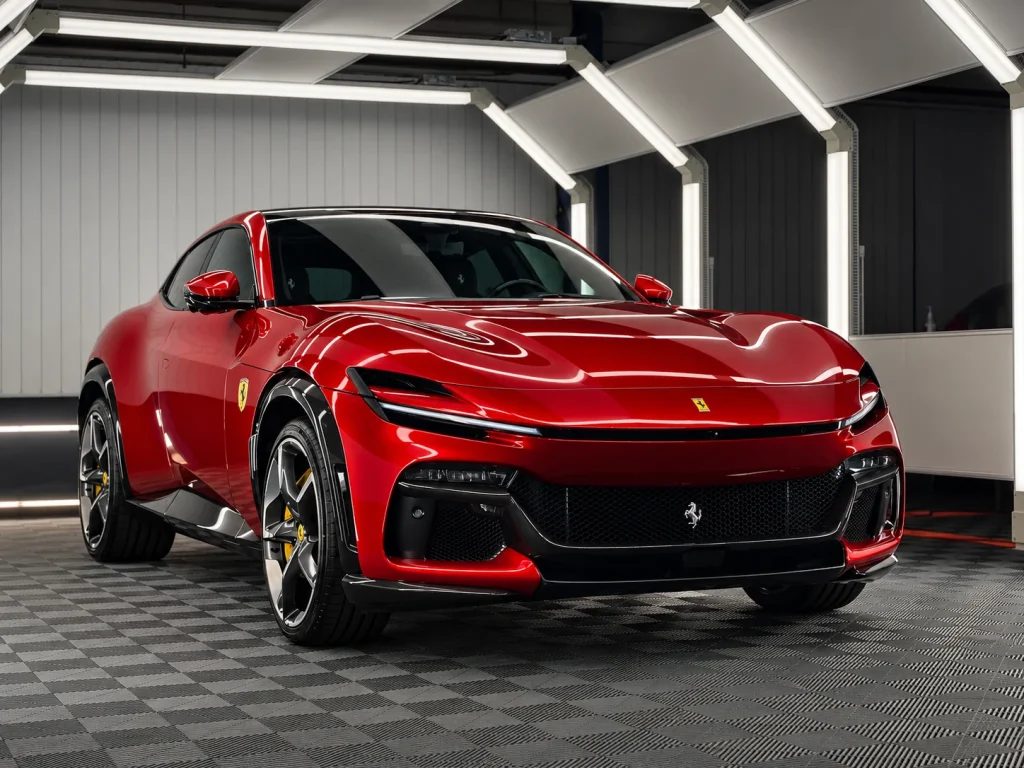 Roter Ferrari Purosangue aus unserem PPF-Projekt im Lichttunnel