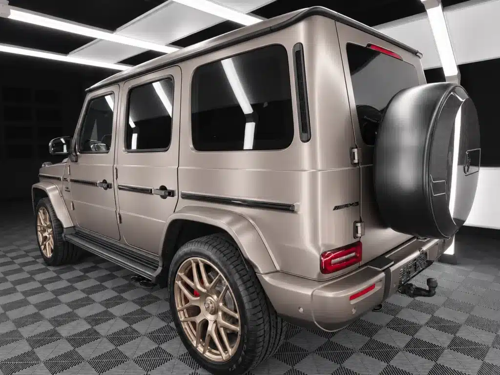 Matt lackierter Mercedes-AMG G 63 von hinten links in der Lichtkabine von Car and Valet