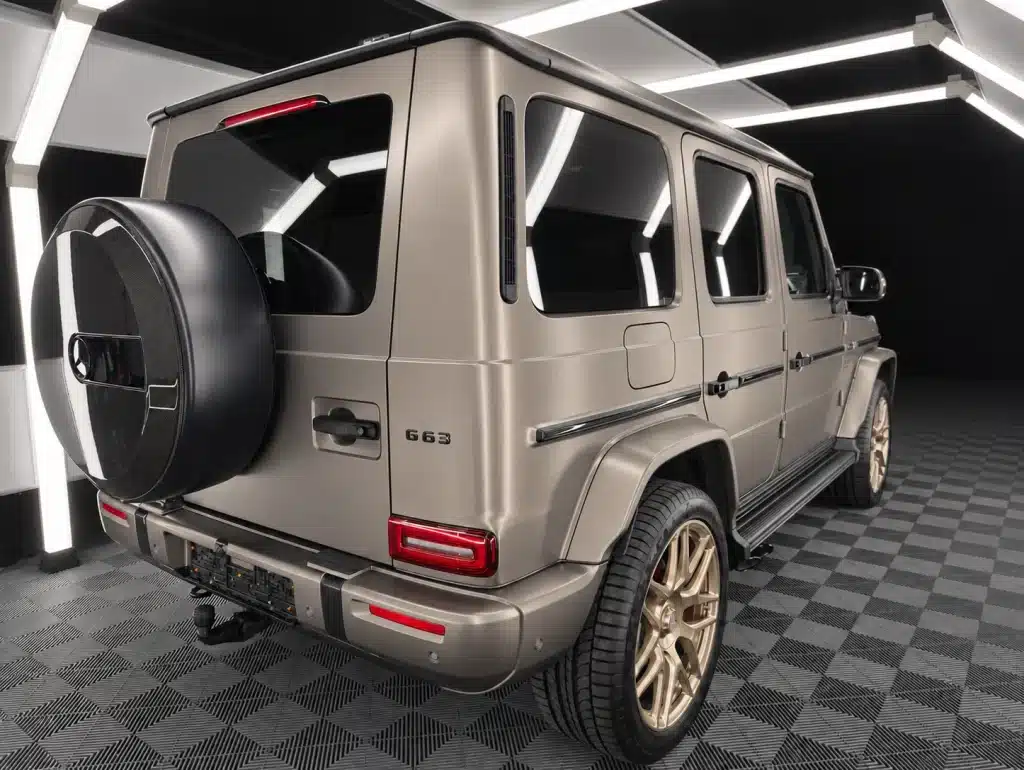 Matt lackierter Mercedes-AMG G 63 von hinten rechts in der Lichtkabine von Car and Valet