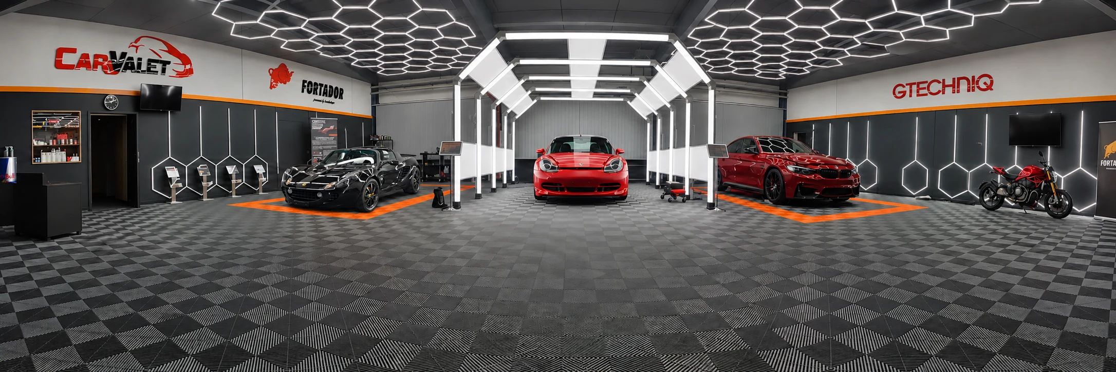 Innenansicht des Car-and-Valet-Studios mit schwarzem Lotus, rotem Porsche und rotem BMW. Gestalterisch bearbeitet.