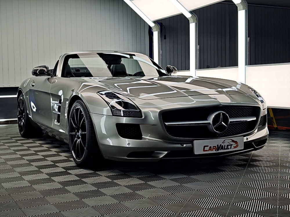 Silberner Mercedes-Benz SLS AMG Roadster im Lichttunnel, schräg von vorn.