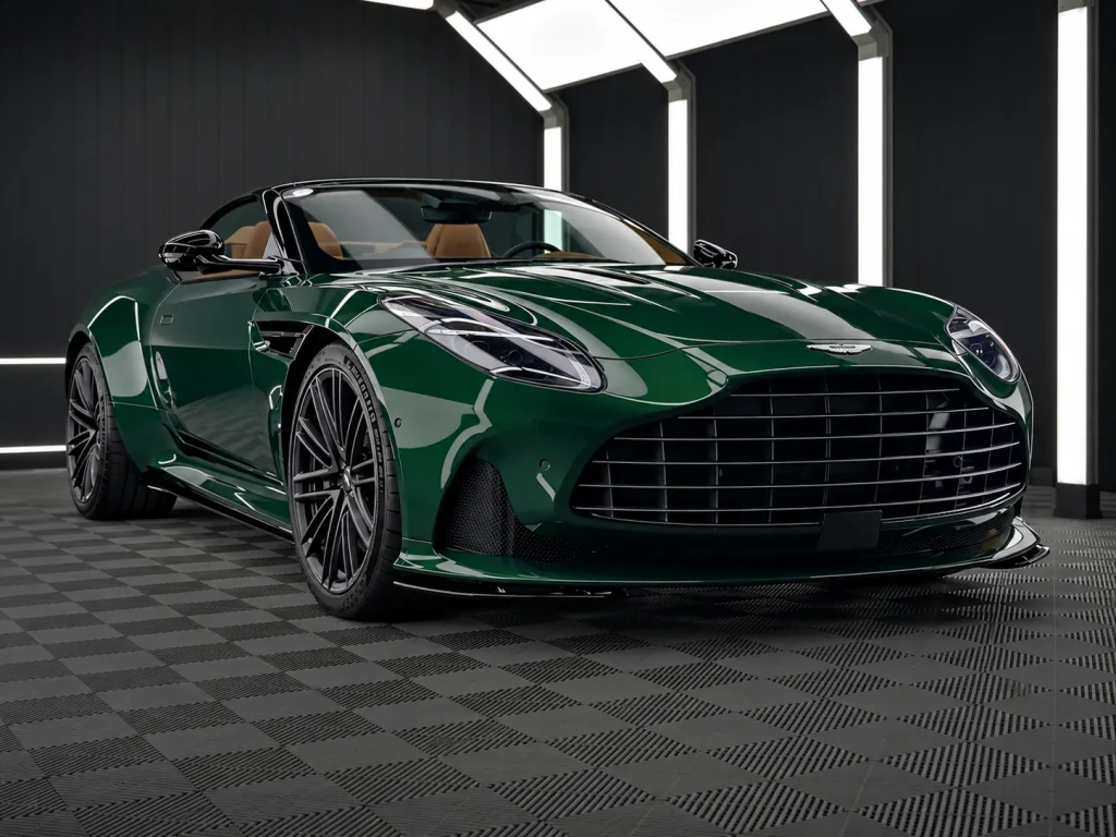 Grüner Aston Martin mit offenem Verdeck, schräg von vorn im Lichttunnel von Car and Valet