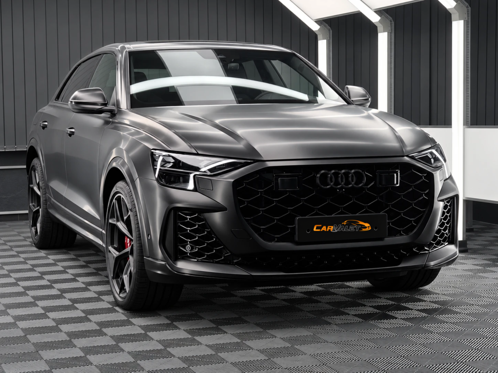 Audi RS Q8 mit mattschwarzer Oberfläche im Lichttunnel von Car and Valet.