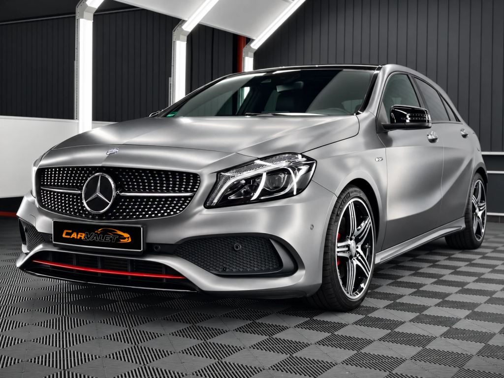 Mercedes-Benz A-Klasse: Frontperspektive in der Werkstatt von Car and Valet in Neumarkt.