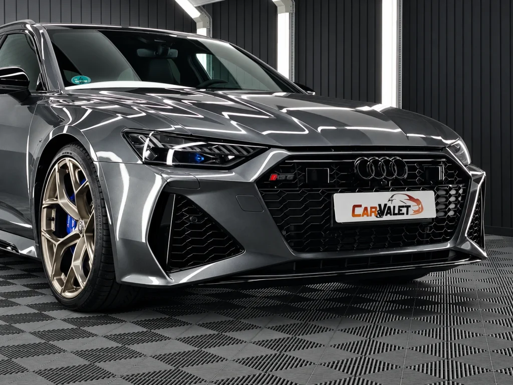 Audi RS 6 Avant: Frontperspektive in der Werkstatt von Car and Valet in Neumarkt.