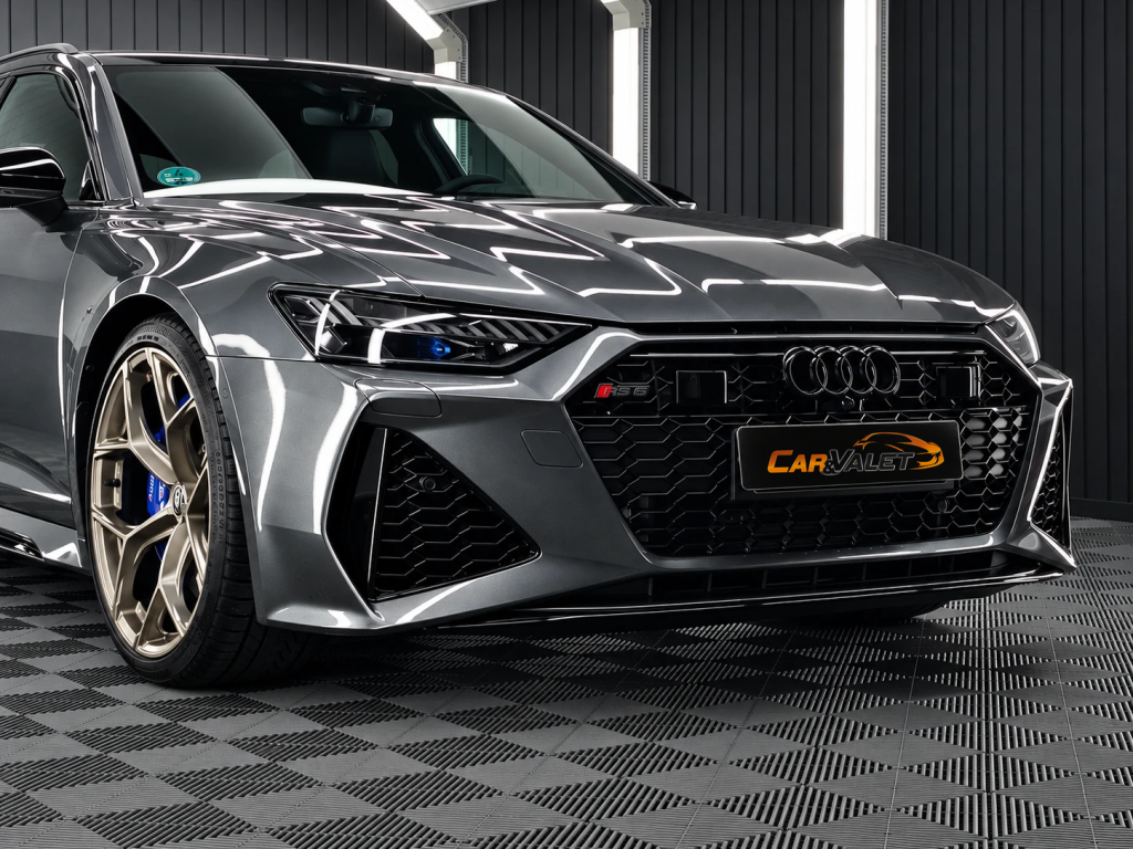 Audi RS 6 Avant: Frontperspektive in der Werkstatt von Car and Valet in Neumarkt.