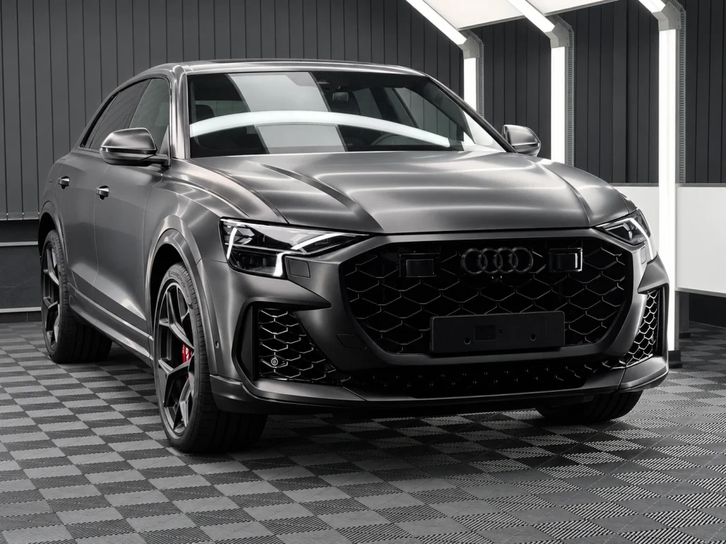 Audi RS Q8 mit mattschwarzer Oberfläche im Lichttunnel von Car and Valet.