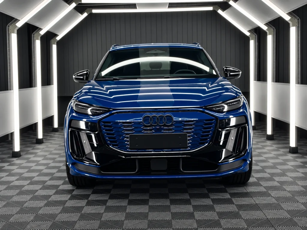 Audi SQ6 e-tron: Frontansicht in der Werkstatt von Car and Valet in Neumarkt.
