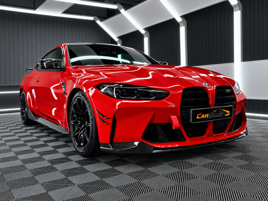 BMW M4 Competition: Frontperspektive in der Werkstatt von Car and Valet in Neumarkt.