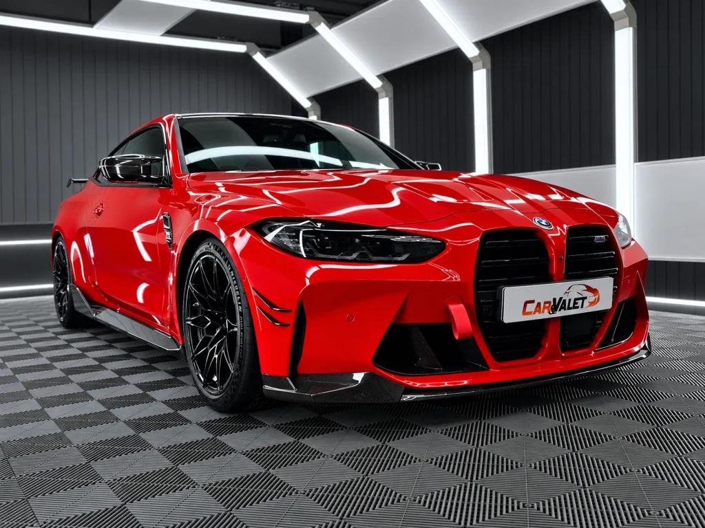 BMW M4 Competition: Frontperspektive in der Werkstatt von Car and Valet in Neumarkt.