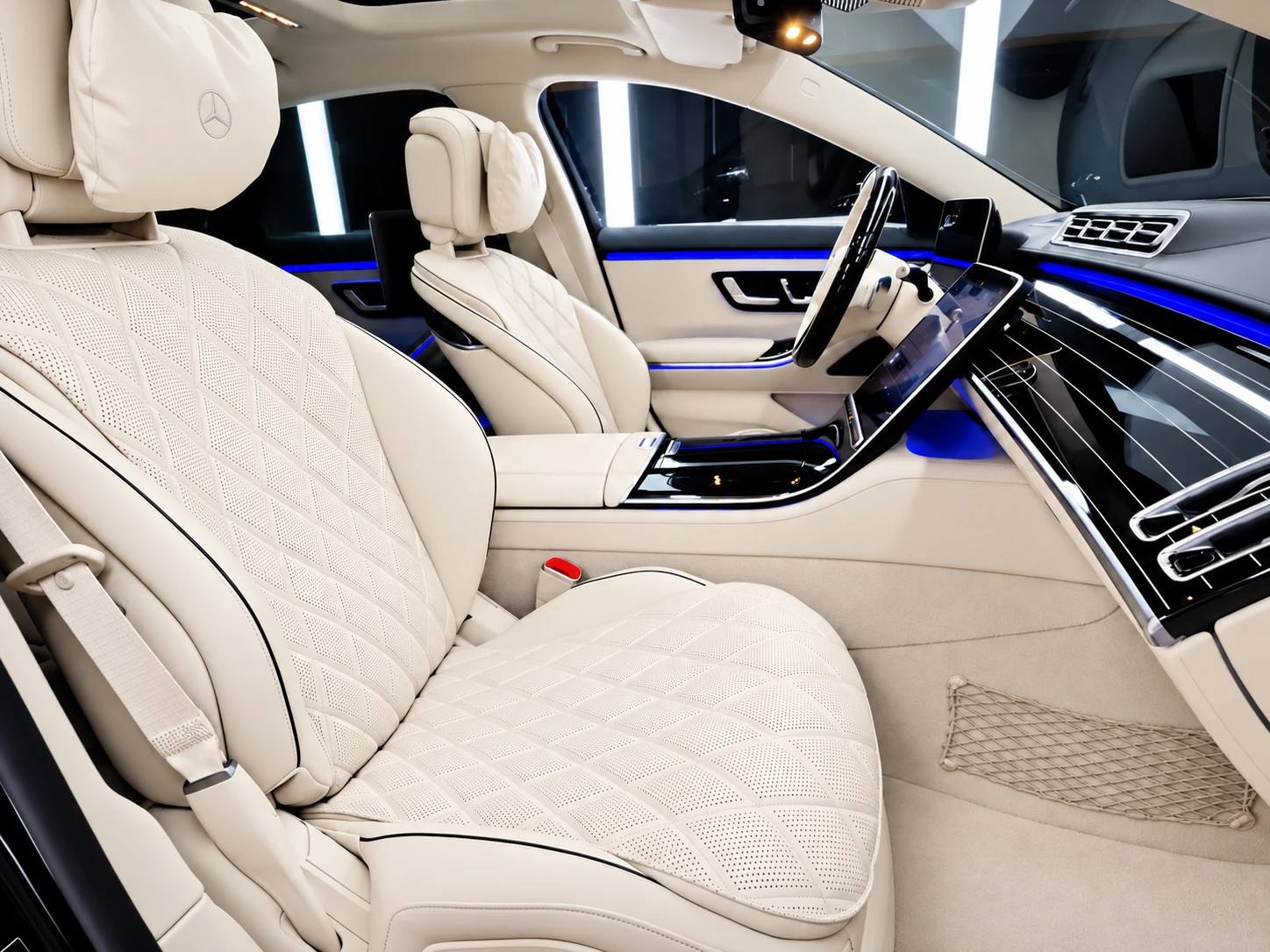 Aufbereiteter Innenraum der Mercedes S-Klasse mit hellem perforiertem Leder, Rautensteppung und gepflegtem Cockpit.