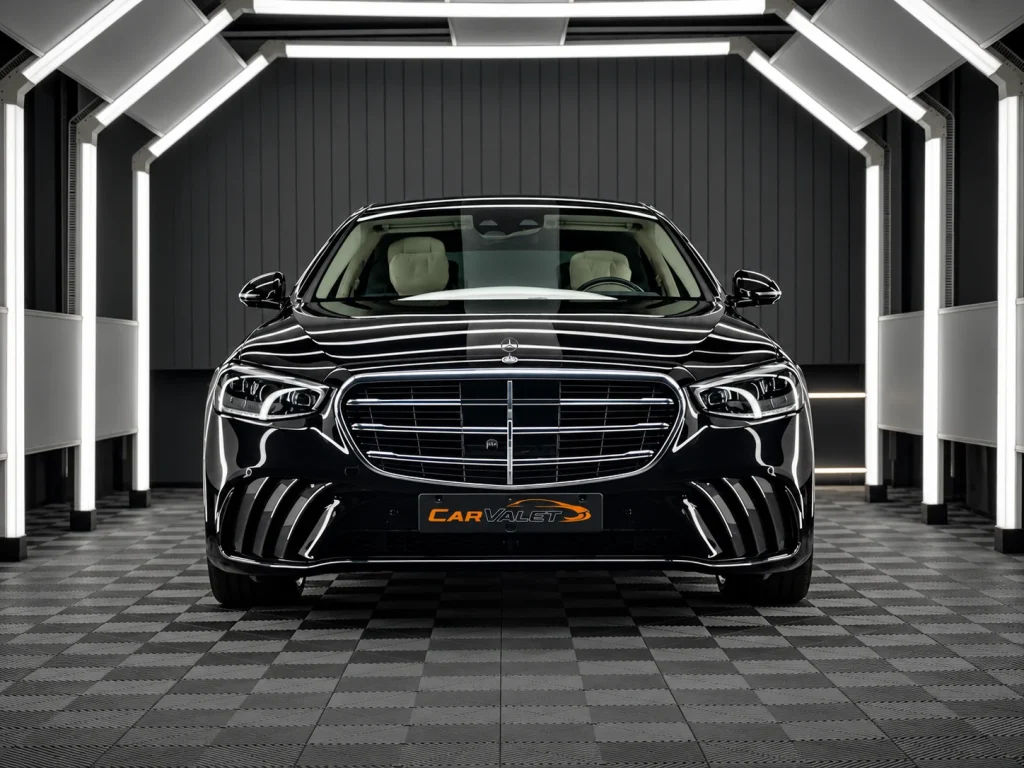 Schwarze Mercedes S-Klasse nach der Komplettaufbereitung im Lichttunnel von Car and Valet
