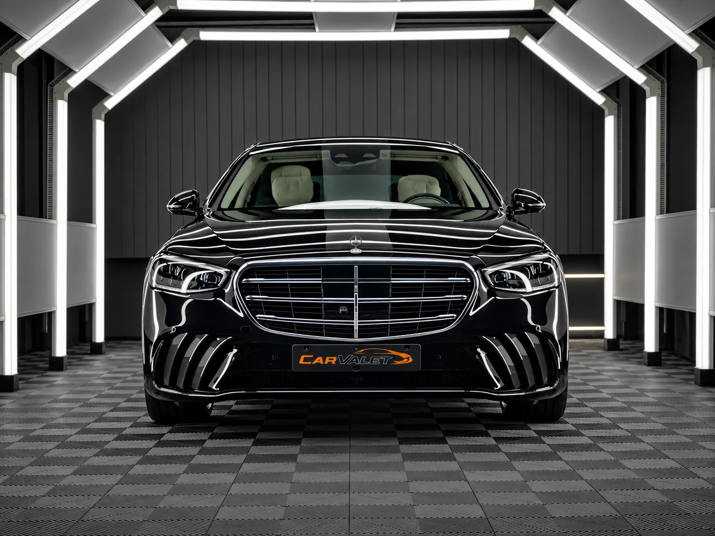 Schwarze Mercedes S-Klasse nach der Komplettaufbereitung im Lichttunnel von Car and Valet.