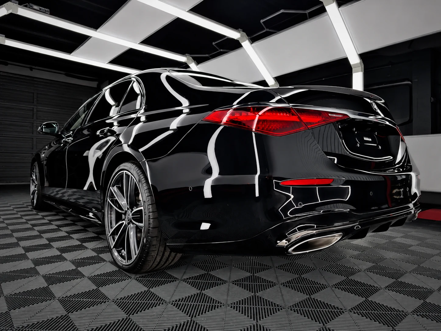 Mercedes S-Klasse nach der Aufbereitung – Heck, Räder und Karosseriedetails.