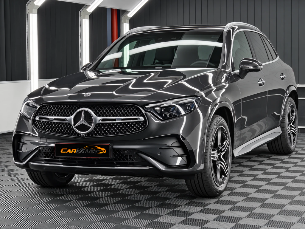 Mercedes-Benz GLC: Frontperspektive in der Werkstatt von Car and Valet in Neumarkt.