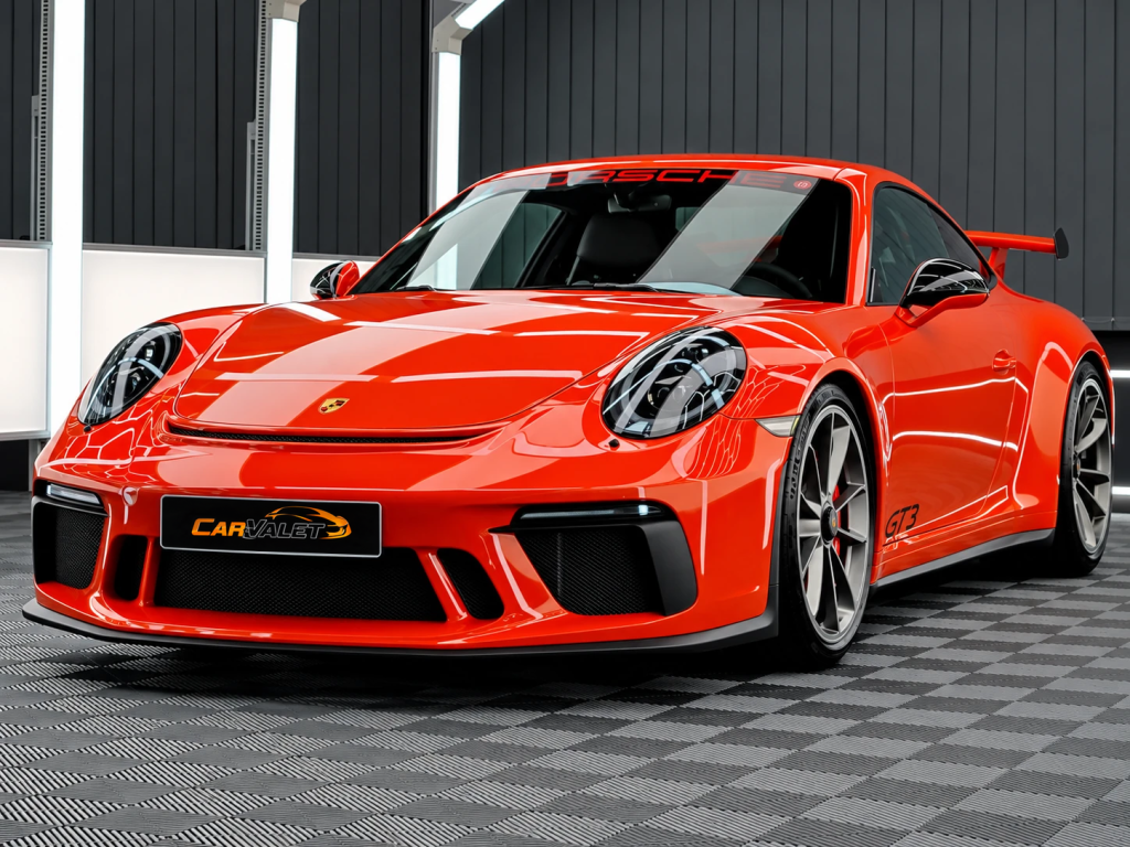 Porsche 911 GT3: Frontperspektive in der Werkstatt von Car and Valet in Neumarkt.
