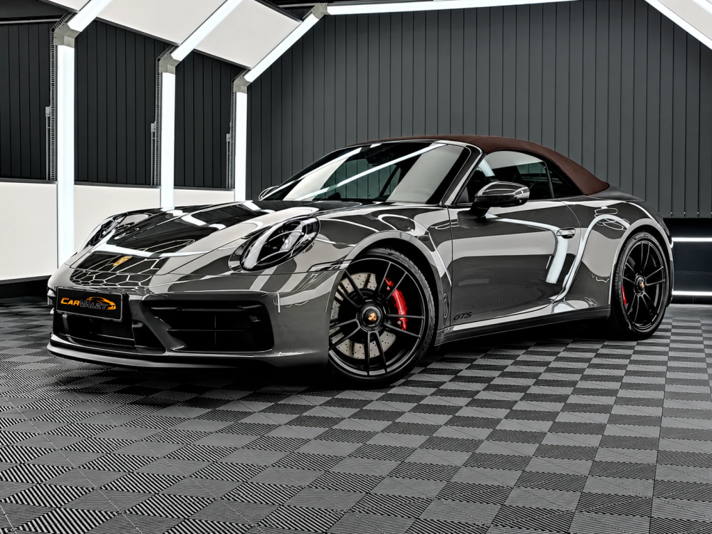 Porsche 911 Carrera GTS Cabriolet: Frontperspektive in der Werkstatt von Car and Valet in Neumarkt.