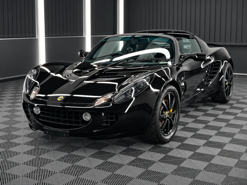 Lotus Elise: Frontperspektive in der Werkstatt von Car and Valet in Neumarkt.