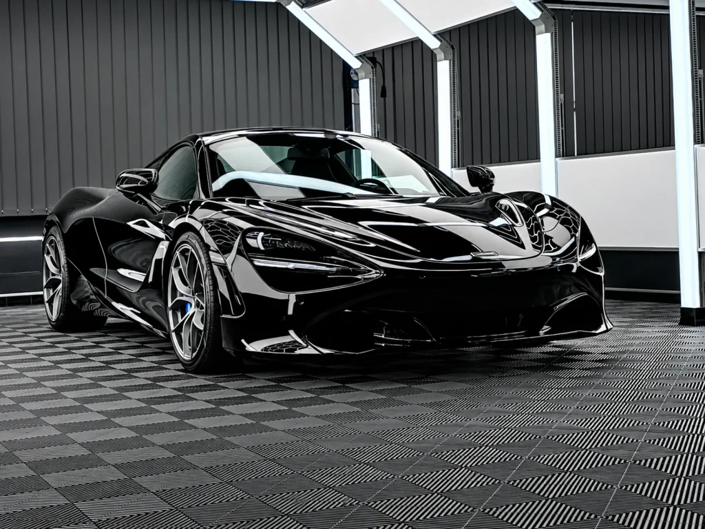 McLaren 720S: Frontperspektive in der Werkstatt von Car and Valet in Neumarkt.