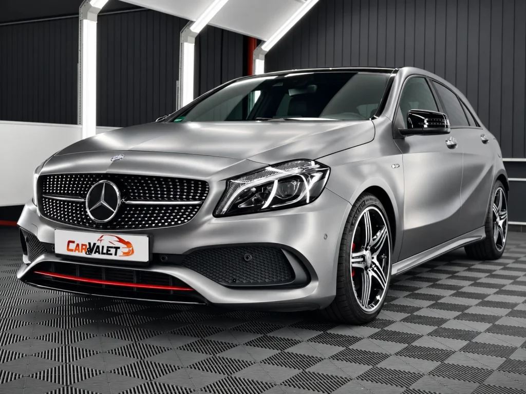 Mercedes-Benz A-Klasse: Frontperspektive in der Werkstatt von Car and Valet in Neumarkt.
