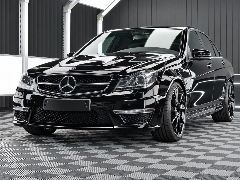 Schwarzer Mercedes-Benz C 63 AMG der Baureihe W204 im Lichttunnel von Car and Valet.