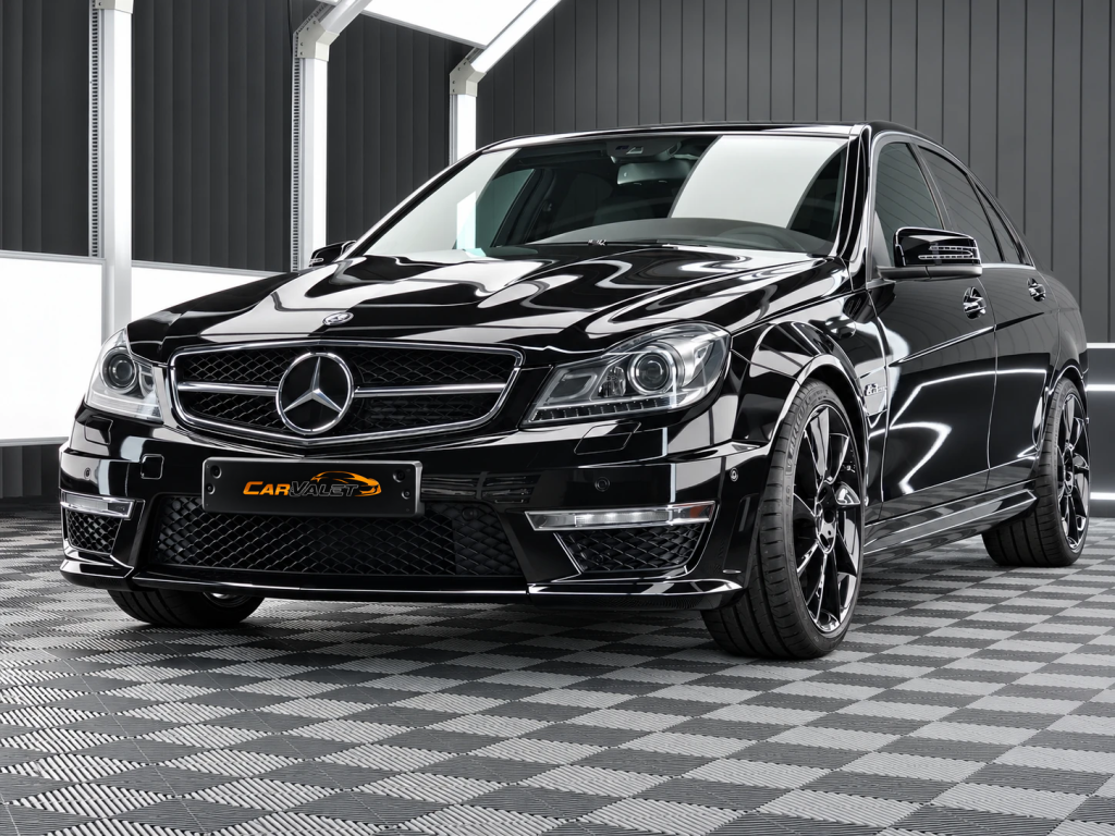 Schwarzer Mercedes-Benz C 63 AMG der Baureihe W204 im Lichttunnel von Car and Valet.