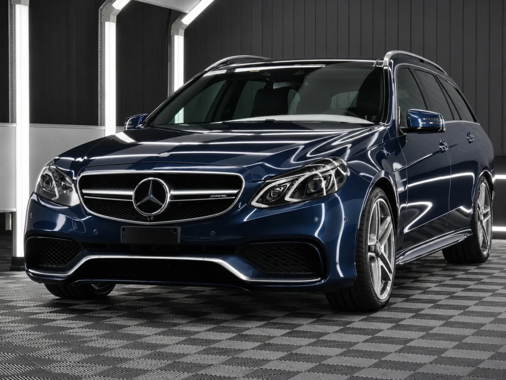Mercedes-AMG E 63 T-Modell: Frontperspektive in der Werkstatt von Car and Valet in Neumarkt.