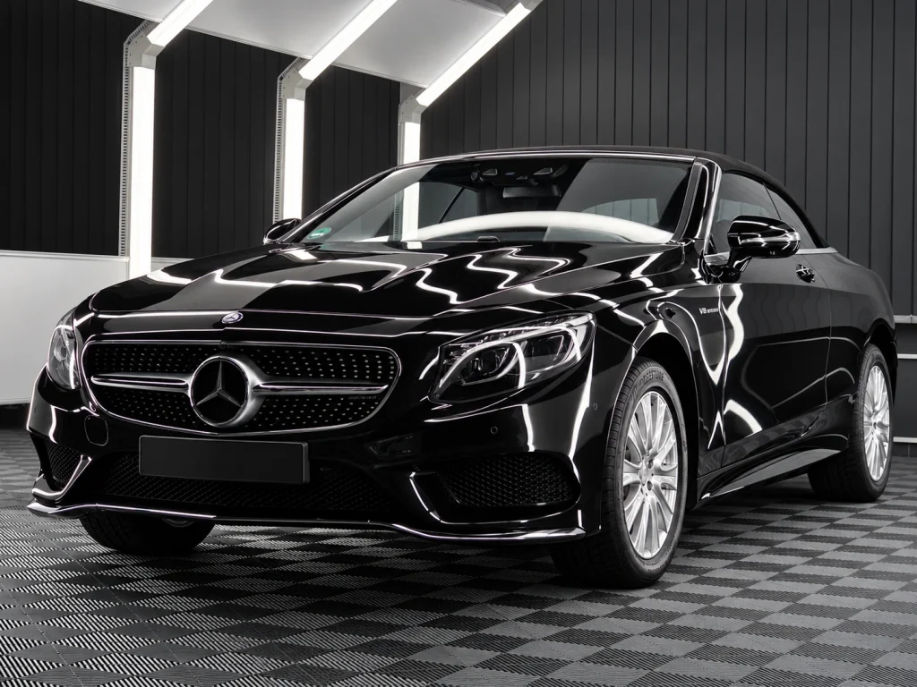 Mercedes-Benz S-Klasse Cabriolet: Frontperspektive in der Werkstatt von Car and Valet in Neumarkt.