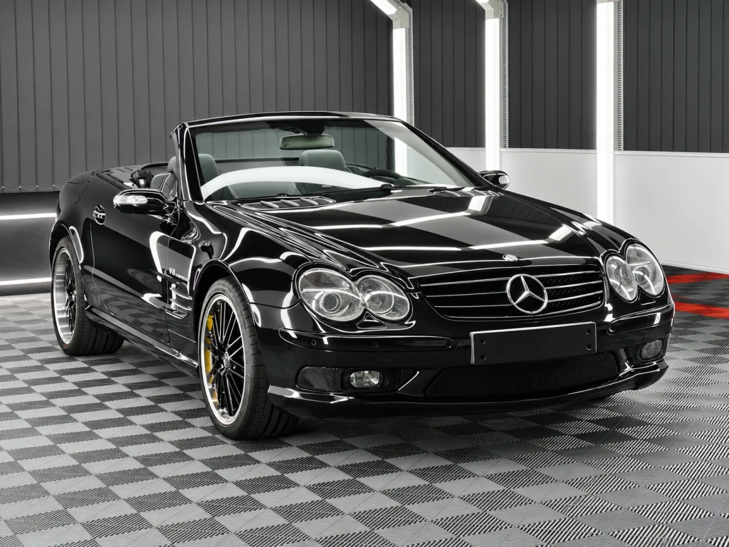Schwarzer Mercedes-Benz SL 55 AMG mit offenem Dach im Lichttunnel von Car and Valet.