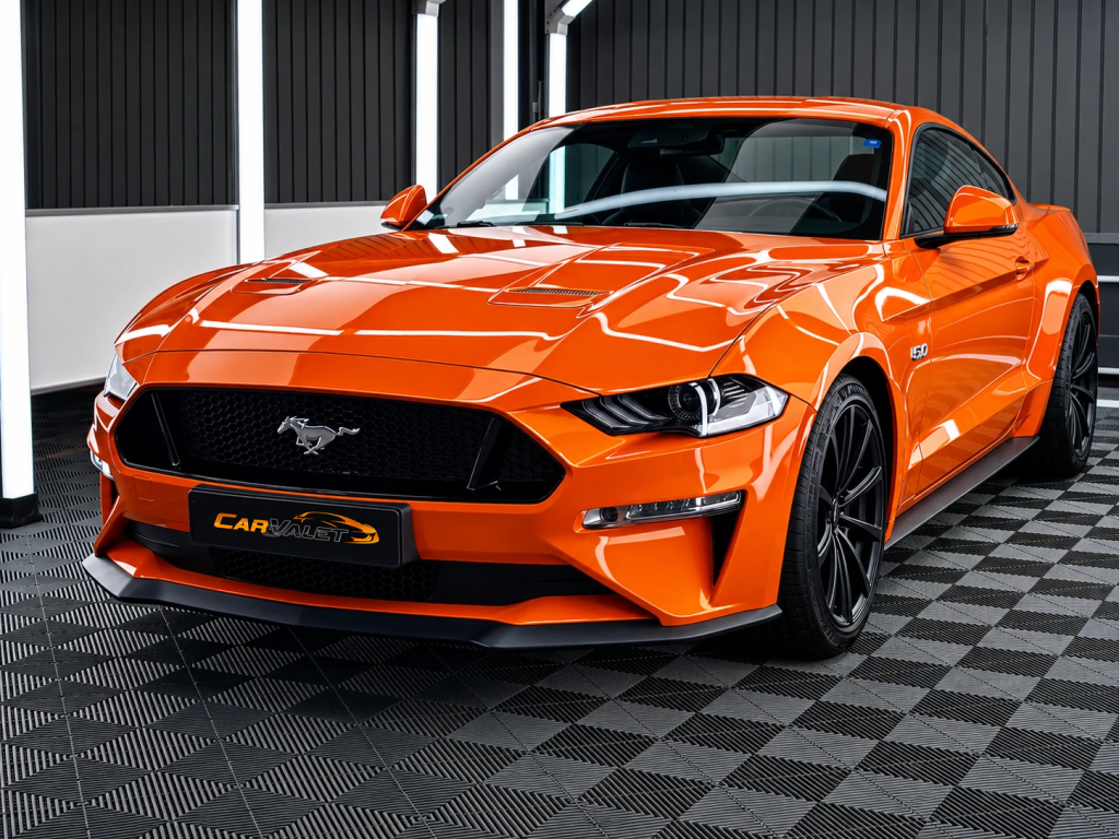 Ford Mustang GT: Frontperspektive in der Werkstatt von Car and Valet in Neumarkt.