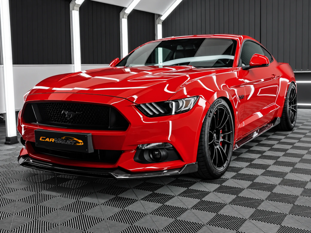 Ford Mustang GT · Rot: Frontperspektive in der Werkstatt von Car and Valet in Neumarkt.