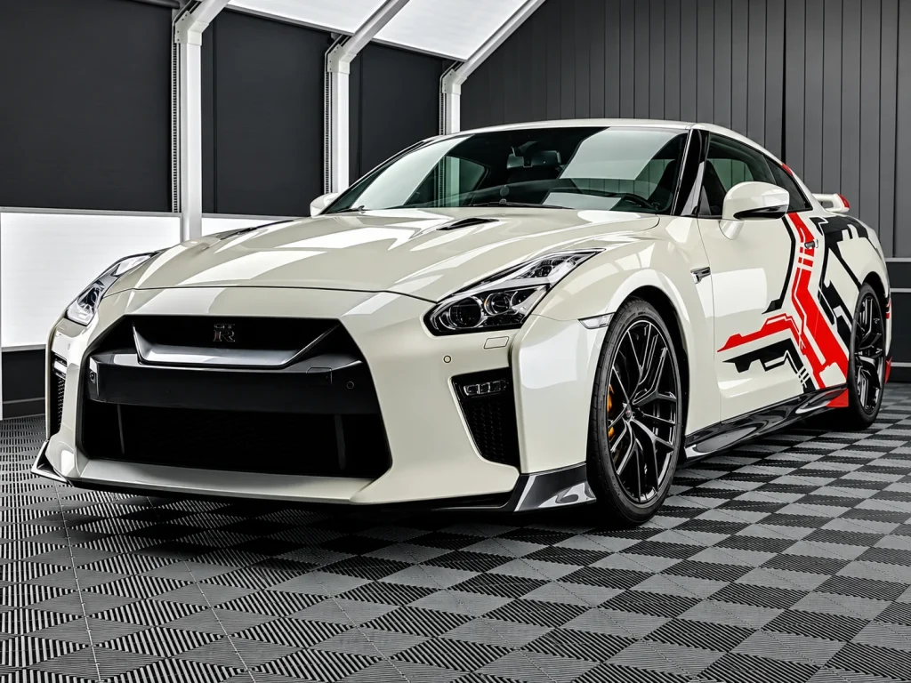 Nissan GT-R: Frontperspektive in der Werkstatt von Car and Valet in Neumarkt.