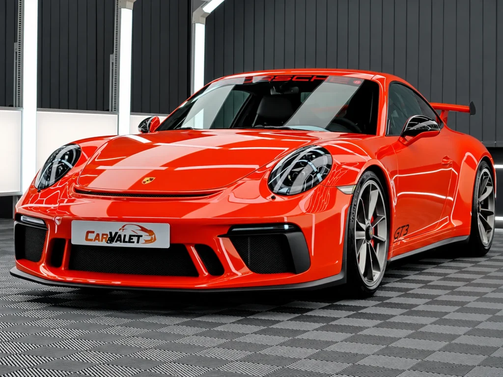 Porsche 911 GT3: Frontperspektive in der Werkstatt von Car and Valet in Neumarkt.