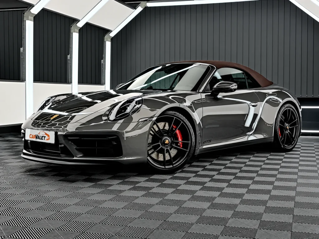 Porsche 911 Carrera GTS Cabriolet: Frontperspektive in der Werkstatt von Car and Valet in Neumarkt.