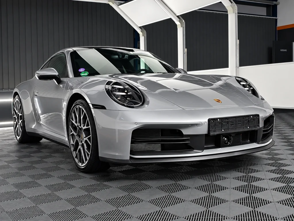 Porsche 911 Carrera: Frontperspektive in der Werkstatt von Car and Valet in Neumarkt.