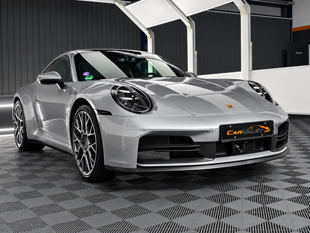 Porsche 911 Carrera: Frontperspektive in der Werkstatt von Car and Valet in Neumarkt.