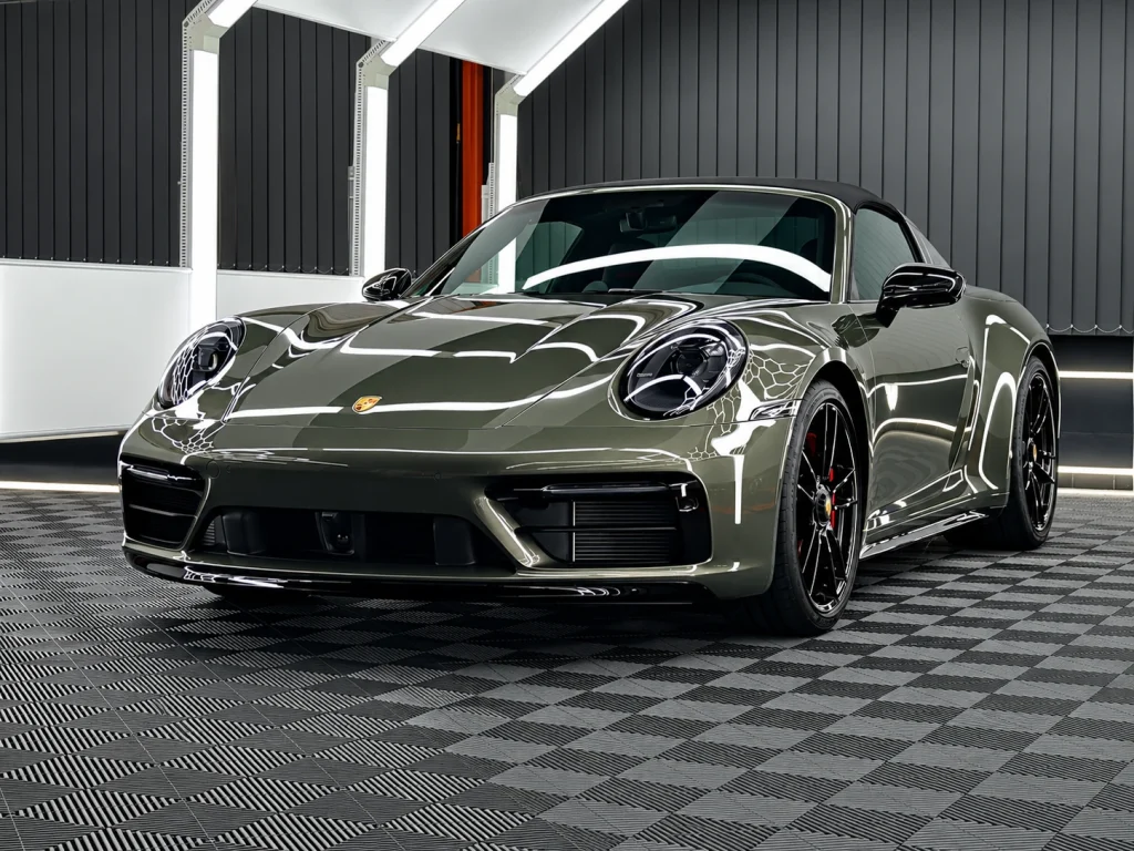 Porsche 911 Targa: Frontperspektive in der Werkstatt von Car and Valet in Neumarkt.