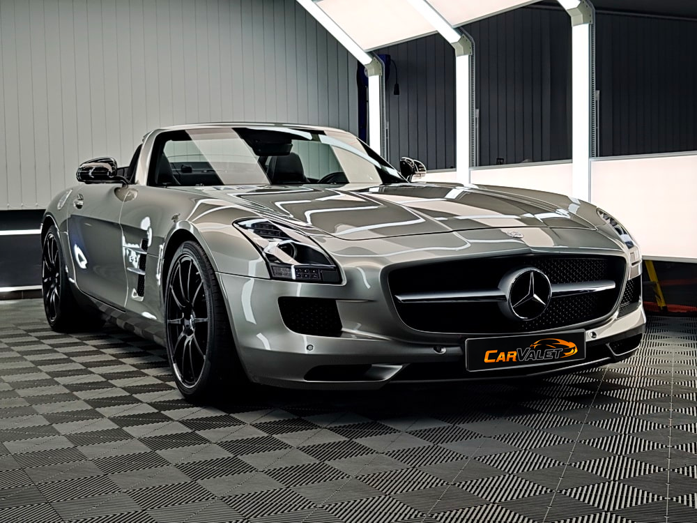 Silberner Mercedes-Benz SLS AMG Roadster im Lichttunnel, schräg von vorn.