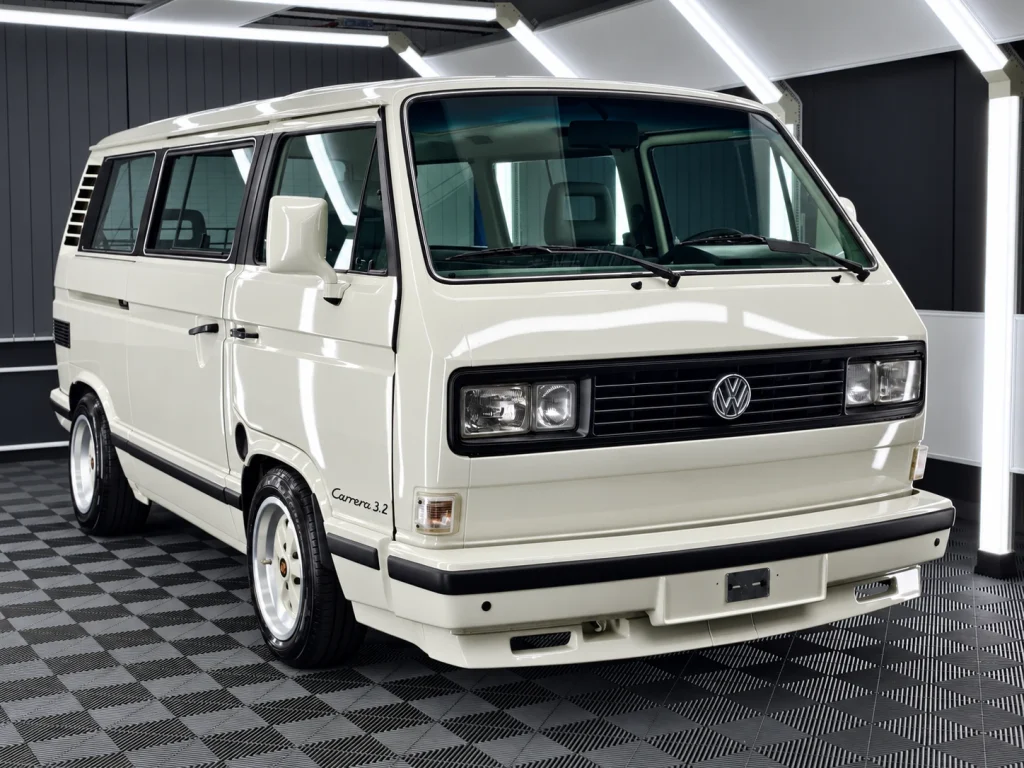 Volkswagen T3: Frontperspektive in der Werkstatt von Car and Valet in Neumarkt.
