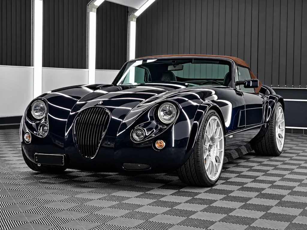 Wiesmann Roadster: Frontperspektive in der Werkstatt von Car and Valet in Neumarkt.