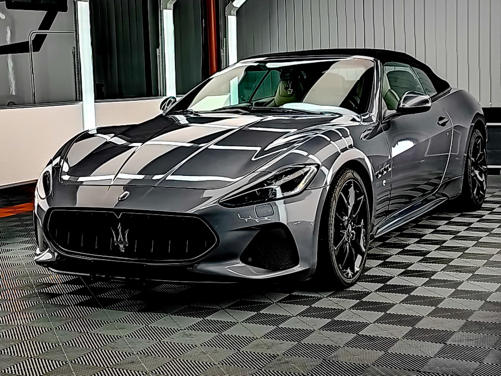 Derselbe Maserati mit grauem Lack vor der Farbfolierung.