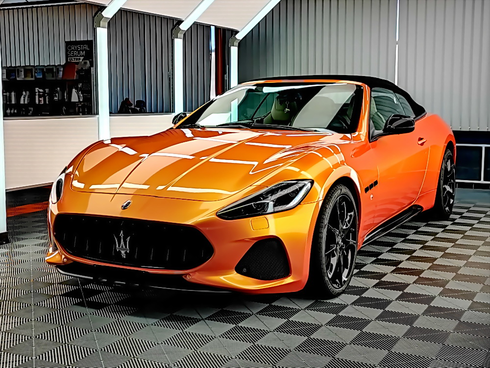 Maserati nach der Folierung mit orangefarbener Color PPF.