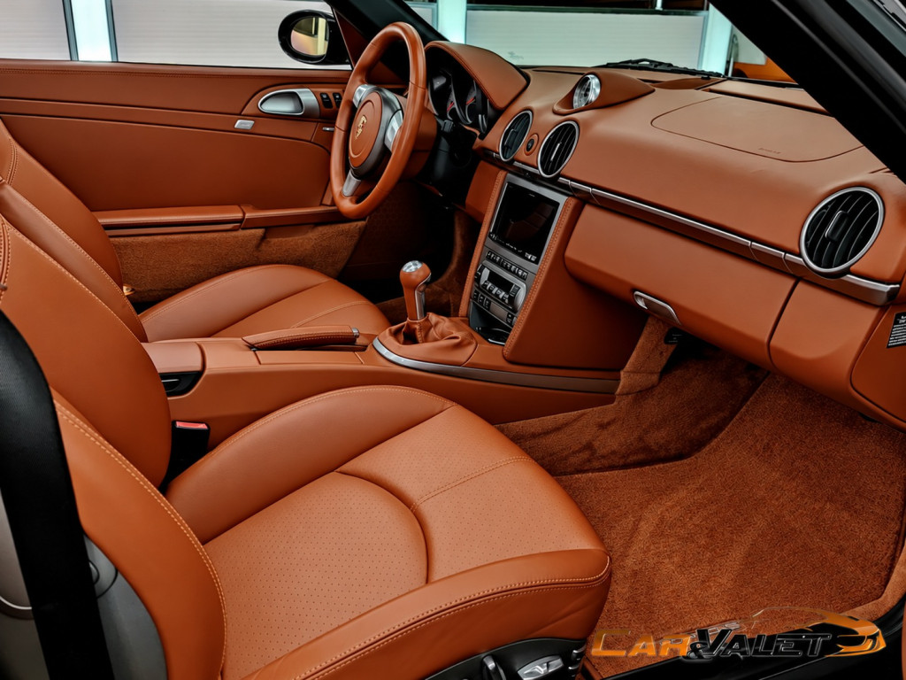 Porsche-Innenraum mit cognacfarbenem Leder, retuschierte Aufnahme.