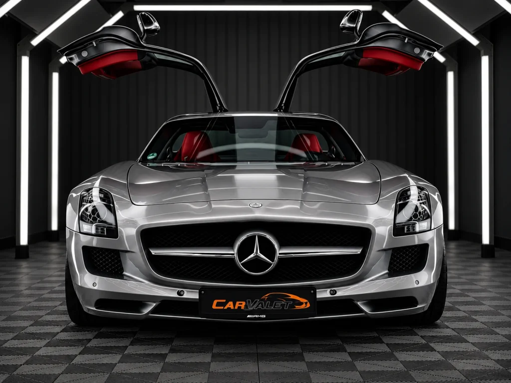 Silberner Mercedes-Benz SLS AMG mit geöffneten Flügeltüren im Lichttunnel von Car and Valet